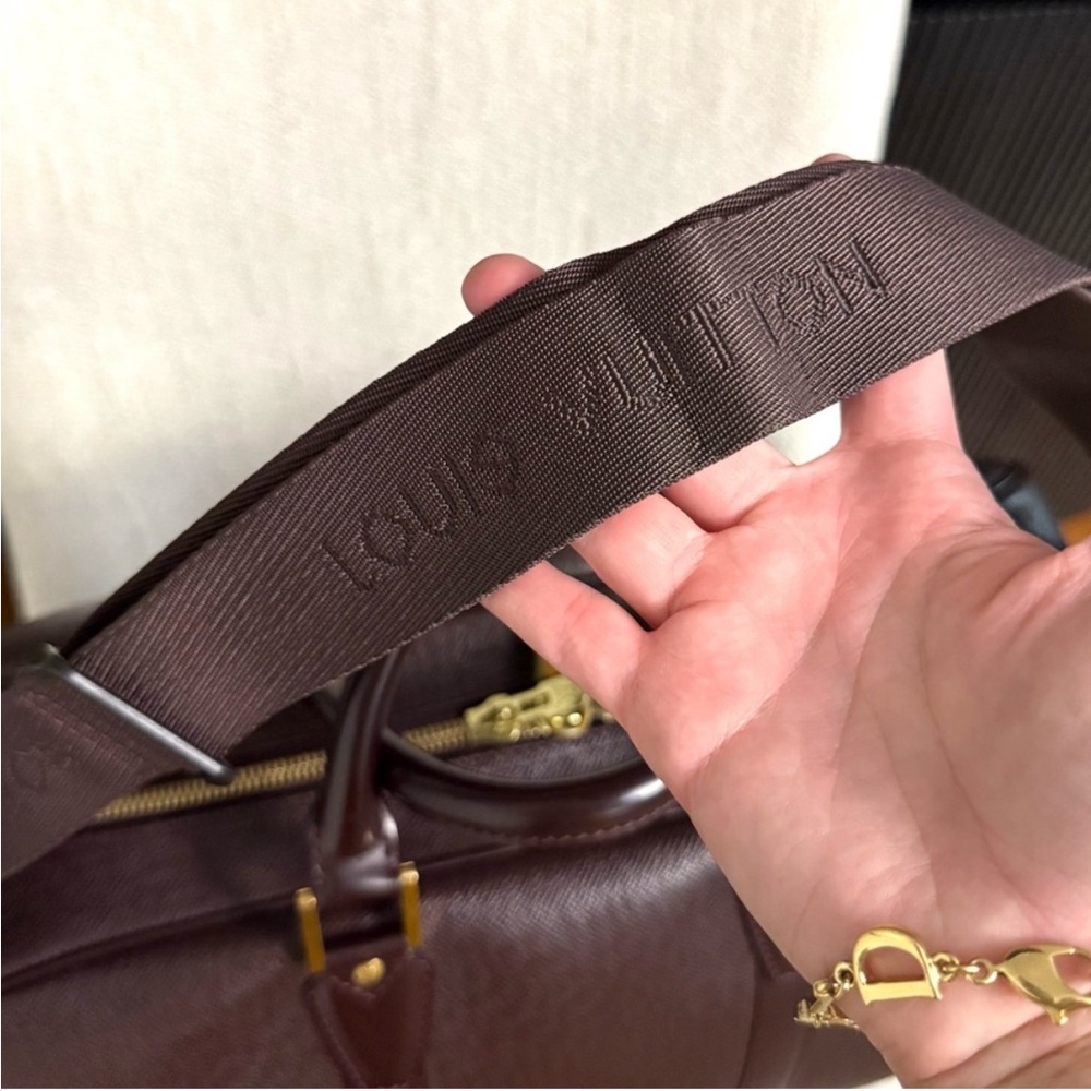 Authentic LOUIS VUITTON Taiga Kendall PM burgundy leather unisex travel bag - Picture 4 of 16